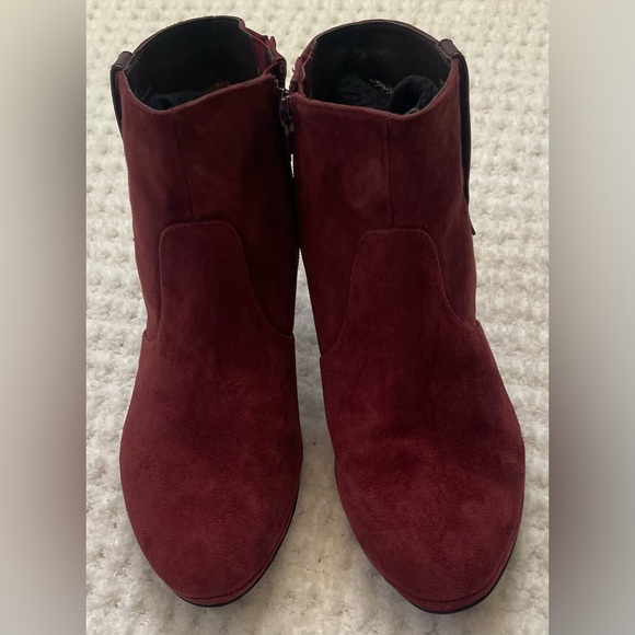 Tacoma Burgundy Suede Comfortiva 2 Inch Heel Studded Ankle Boot Sz 8 1/2 - Picture 7 of 13